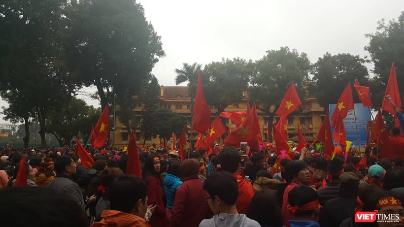 Hàng vạn người đội mưa rét, đứng dọc 30km đón mừng U23 Việt Nam ảnh 59 Hàng vạn người đội mưa rét, đứng dọc 30km đón mừng U23 Việt Nam ảnh 59