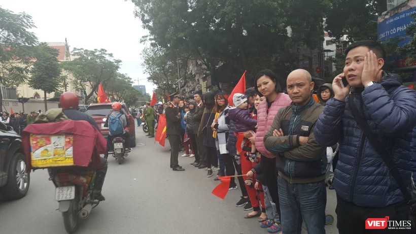 Hàng vạn người đội mưa rét, đứng dọc 30km đón mừng U23 Việt Nam ảnh 60 Hàng vạn người đội mưa rét, đứng dọc 30km đón mừng U23 Việt Nam ảnh 60