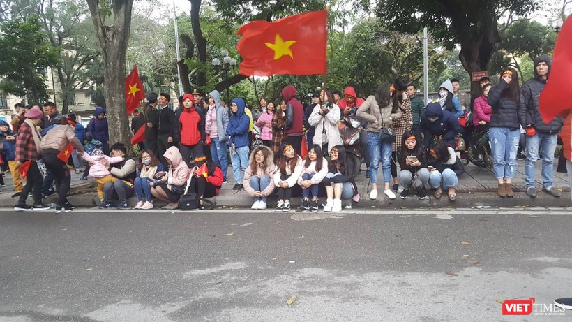 Hàng vạn người đội mưa rét, đứng dọc 30km đón mừng U23 Việt Nam ảnh 61 Hàng vạn người đội mưa rét, đứng dọc 30km đón mừng U23 Việt Nam ảnh 61
