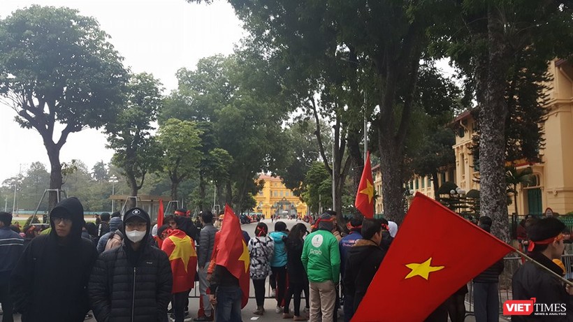 Hàng vạn người đội mưa rét, đứng dọc 30km đón mừng U23 Việt Nam ảnh 62 Hàng vạn người đội mưa rét, đứng dọc 30km đón mừng U23 Việt Nam ảnh 62