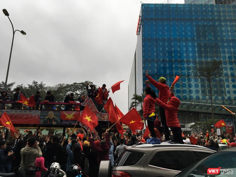 Hàng vạn người đội mưa rét, đứng dọc 30km đón mừng U23 Việt Nam ảnh 64 Hàng vạn người đội mưa rét, đứng dọc 30km đón mừng U23 Việt Nam ảnh 64