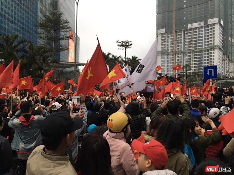 Hàng vạn người đội mưa rét, đứng dọc 30km đón mừng U23 Việt Nam ảnh 65 Hàng vạn người đội mưa rét, đứng dọc 30km đón mừng U23 Việt Nam ảnh 65
