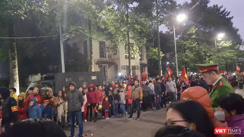 Hàng vạn người đội mưa rét, đứng dọc 30km đón mừng U23 Việt Nam ảnh 66 Hàng vạn người đội mưa rét, đứng dọc 30km đón mừng U23 Việt Nam ảnh 66