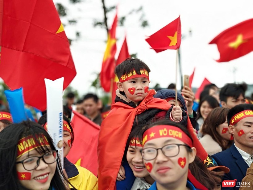 Hàng vạn người đội mưa rét, đứng dọc 30km đón mừng U23 Việt Nam ảnh 5 Hàng vạn người đội mưa rét, đứng dọc 30km đón mừng U23 Việt Nam ảnh 5