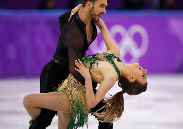 Gabriella Papadakis và bạn diễn Guillaume Cizeron tiếp tục phần thi dù áo bị tụt khiến cô bị lộ ngực. Ảnh: Mirror.