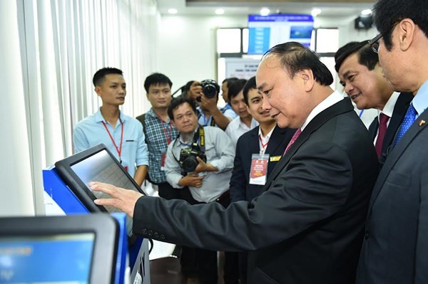 Ảnh minh họa: Thủ tướng tham quan Trung tâm hành chính công và xúc tiến đầu tư tỉnh Quảng Nam.