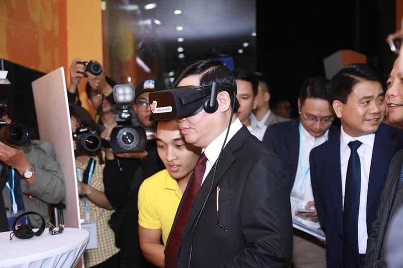 Phó Thủ tướng Vương Đình Huệ trải nghiệm thương mại điện tử tại phố đi bộ Hồ Gươm trong ngày khai mạc Online Friday.