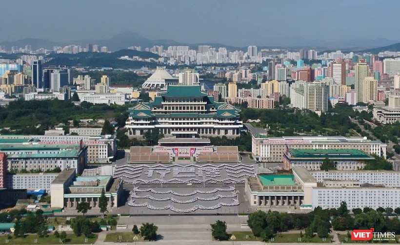 Quảng trường Kim Nhật Thành nhìn từ tháp Juche. Ảnh: Minh Hường