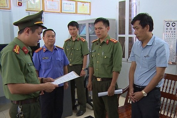 Cơ quan An ninh điều tra Công an tỉnh Sơn La đọc lệnh khởi tố, bắt tạm giam bị can liên quan đến gian lận thi cử