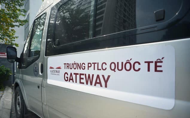 Một chiếc xe bus đưa đón học sinh trường Quốc tế Gateway.