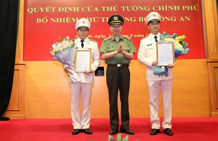 Thừa ủy quyền của Thủ tướng Chính phủ, Bộ trưởng Tô Lâm trao Quyết định bổ nhiệm chức vụ Thứ trưởng Bộ Công an đối với Trung tướng Lương Tam Quang và Thiếu tướng Nguyễn Duy Ngọc.