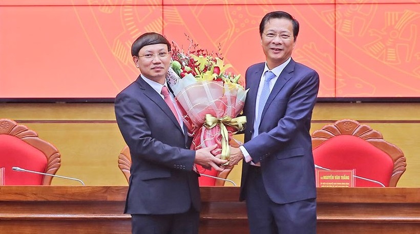 Ông Nguyễn Văn Đọc chúc mừng Nguyễn Văn Đọc chúc mừng ông Nguyễn Xuân Ký (trái) được bầu làm Bí thư Tỉnh ủy Quảng Ninh.