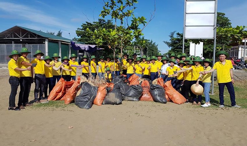 Đoàn thanh niên Tổng công ty ra quân dọn rác thải tại bãi biển Diễn Thành – Nghệ An.