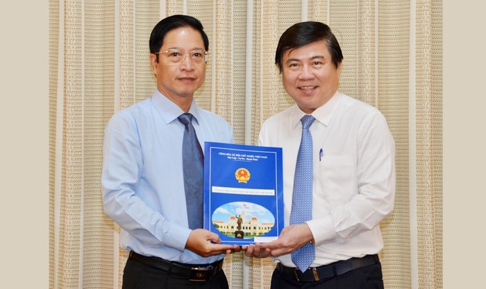Ông Nguyễn Thành Phong trao quyết định bổ nhiệm cho ông Đặng Minh Đạt.