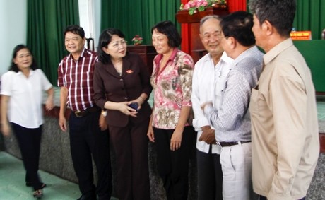 Phó Chủ tịch nước Đặng Thị Ngọc Thịnh với các cử tri huyện Vũng Liêm. 