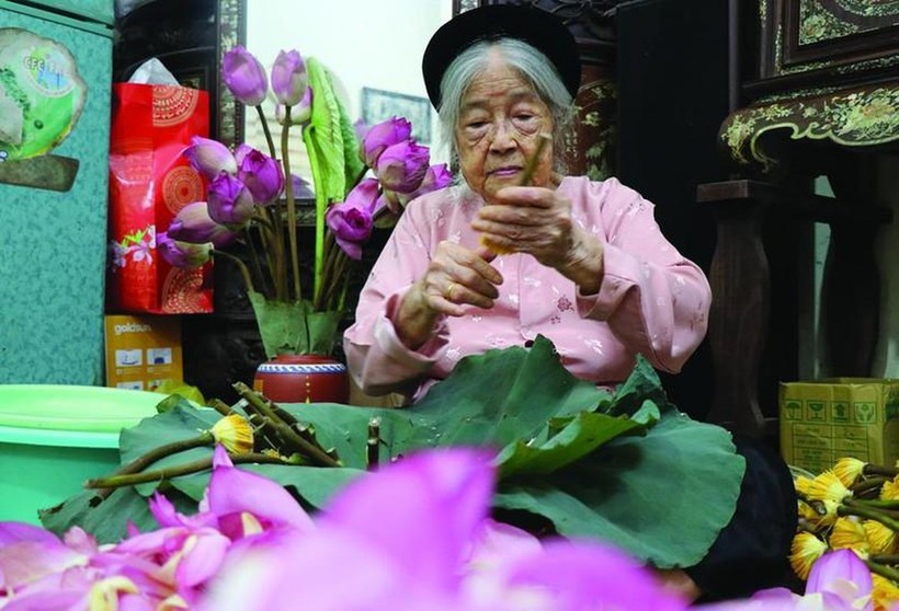 Lão nghệ nhân Nguyễn Thị Dần cả đời gắn bó với loài sen Bách Diệp hồ Tây.