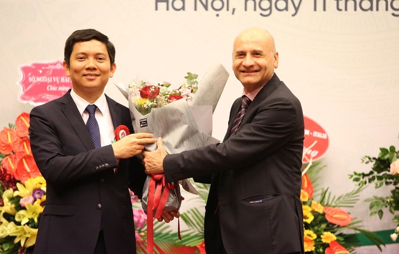 Ông Bùi Nhật Quang (trái) vừa được bổ nhiệm Chủ tịch Viện Hàn lâm KHXH Việt Nam
