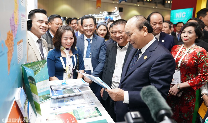Thủ tướng thăm gian hàng Việt Nam tại Triển lãm Korea - ASEAN Invest.