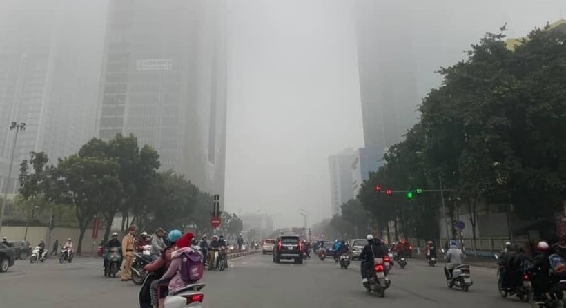 Hôm nay, bầu trời Hà Nội bị bao phủ bởi lớp sương mù dày đặc. Ảnh: VnExpress.
