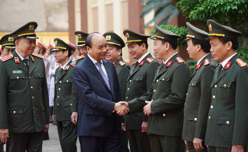 Thủ tướng Nguyễn Xuân Phúc đến kiểm tra công tác của lực lượng Cảnh vệ Công an nhân dân. Ảnh: VGP.