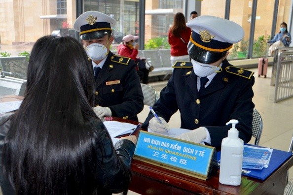 Người nhập cảnh từ Trung Quốc vào Việt Nam đều phải qua kiểm tra bằng máy đo thân nhiệt tự động tại Cửa khẩu quốc tế Móng Cái. Ảnh: quangninh.gov.vn