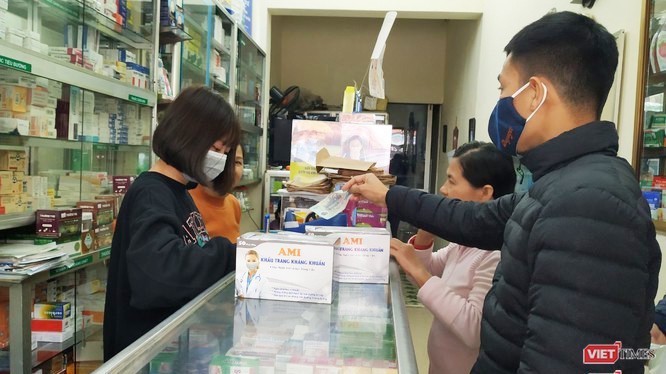Nhiều chiêu trò mới xuất hiện trong giai đoạn có dịch COVID-19, từ lừa đảo mua khẩu trang nhưng không giao hàng, tăng giá bất thường các mặt hàng chống dịch cho đến kêu gọi quyên góp cho nạn nhân, ăn cắp dữ liệu cá nhân người dùng. Ảnh: Anh Lê