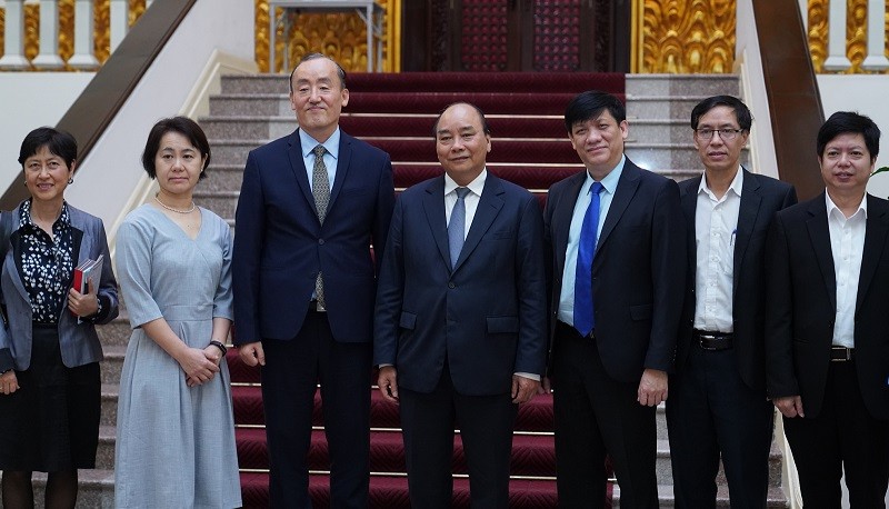 Thủ tướng Chính phủ Nguyễn Xuân Phúc cùng đại diện Bộ Y tế tiếp phái đoàn của Tổ chức Y tế thế giới tại Việt Nam, vừa diễn ra ngày 14/3. Ảnh: VPCP.