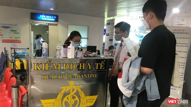 Hành khách được kiểm dịch y tế tại sân bay Tân Sơn Nhất. Ảnh: Toàn Trân