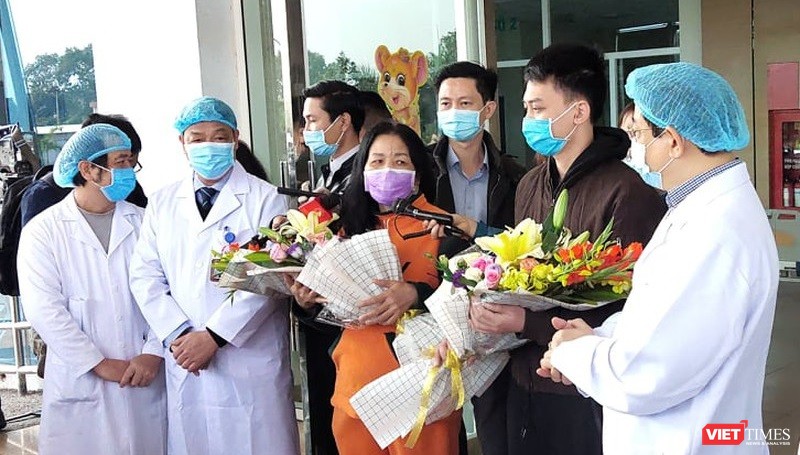 Bệnh nhân được công bố khỏi bệnh tại Bệnh viện Bệnh Nhiệt đới Trung ương cơ sở 2. Ảnh: Minh Thúy