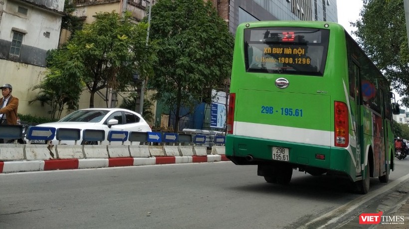 Từ hôm nay, ngày 28/3, Hà Nội tạm dừng hoạt động xe buýt. Ảnh: Anh Lê.