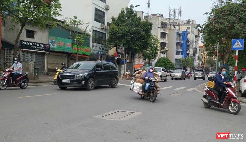 Vài ngày gần đây, người dân lại nườm nượp ra đường. Ảnh chụp ngày 11/4 trên phố Kim Mã - Hà Nội.