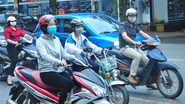 Người dân Hà Giang chỉ ra đường khi cần thiết và thực hiện nghiêm việc đeo khẩu trang. Ảnh: Hagiang.gov.vn