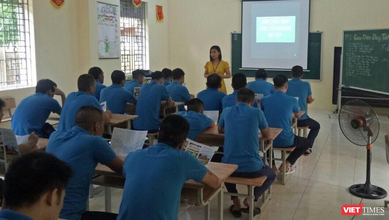 Các học viên tại Cơ sở Cai nghiện ma túy số 5 Hà Nội tiếp cận nội dung bài giảng 