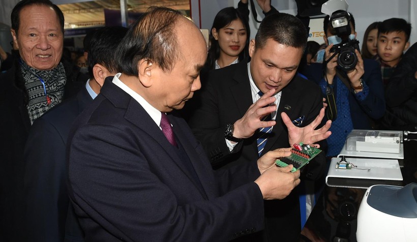 Thủ tướng Nguyễn Xuân Phúc thăm các gian hàng tại Triển lãm quốc tế đổi mới sáng tạo Việt Nam 2021. Ảnh: VGP.