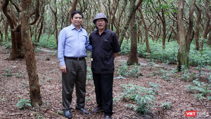 Ông Phạm Minh Chính và tác giả Xuân Ba trong một chuyến công tác.