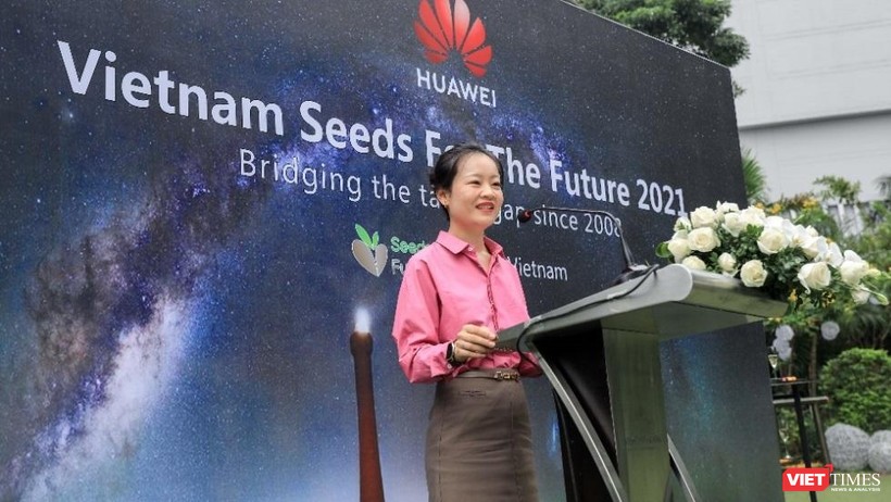 Bà Fiona Li – Phó Tổng Giám đốc phụ trách đối ngoại Huawei Việt Nam, phát biểu tại lễ tổng kết chương trình Hạt giống cho tương lai 2021