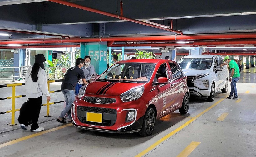 Việc mở làn cho xe ô tô công nghệ đón khách nhằm góp phần giảm tình trạng ùn ứ ở khu vực trước nhà ga quốc nội sân bay Tân Sơn Nhất.