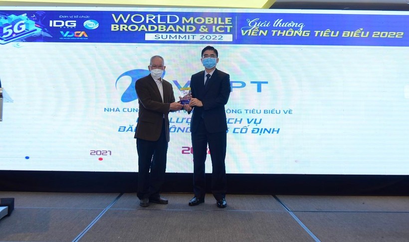Ông Lê Đắc Kiên - Phó TGĐ VNPT VinaPhone nhận danh hiệu VNPT là nhà cung cấp dịch vụ viễn thông tiêu biểu về chất lượng dịch vụ băng rộng cố định.