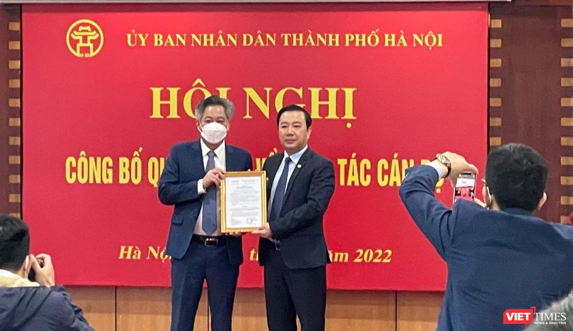 Phó Chủ tịch UBND TP Chử Xuân Dũng (phải) trao quyết định bổ nhiệm cho ông Nguyễn Tiến Sỹ.