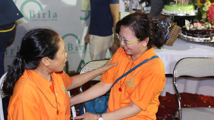 Cô Nguyễn Thanh Nga (phải) không chỉ tham gia giúp đỡ những em nhỏ trong Làng trẻ mà còn tham gia các hoạt động thiện nguyện tại cơ quan, các hội nhóm bạn bè của mình.