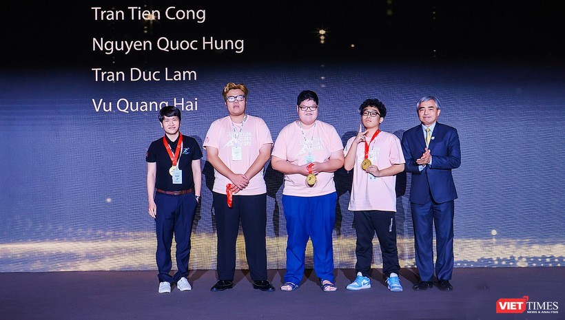 Ông Nguyễn Minh Hồng - Chủ tịch Hội Truyền thông số Việt Nam chúc mừng các thành viên đội tuyển Việt Nam đạt giải cao tại cuộc thi Huawei ICT Competition 2022-2023