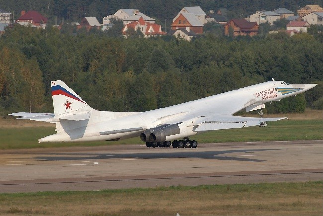 Máy bay ném bom chiến lược Tu-160 Blackjack (ảnh: The Aviationist)