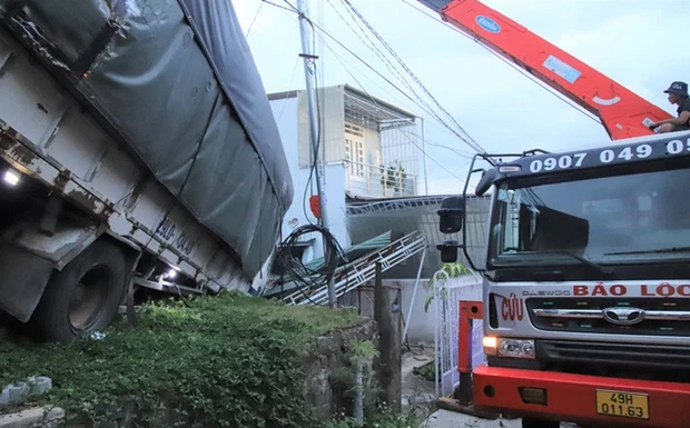 Hiện trường vụ xe tải tông sập nhà dân làm 5 người bị thương. Ảnh: Báo Lâm Đồng