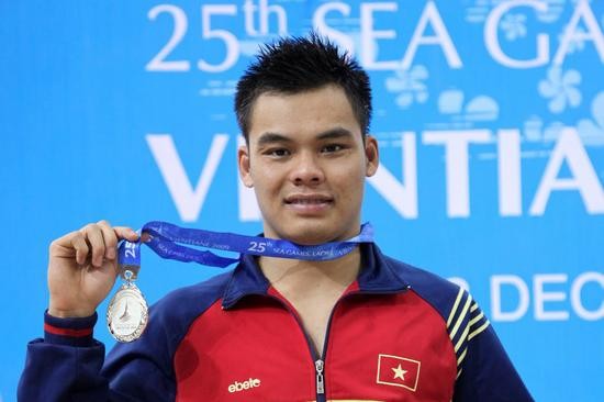 Nguyễn Hữu Việt trên bục nhận huy chương vàng bơi ếch tại SEA Games 2007 ở Thái Lan