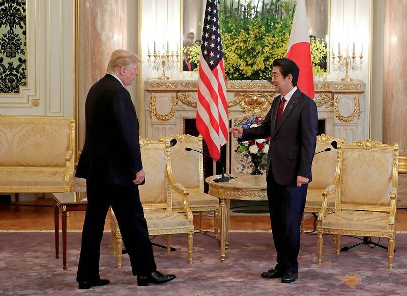 Tổng thống Trump trong cuộc gặp với Thủ tướng Abe tại Điện Akasaka hôm 27/5 (Ảnh: Reuters)