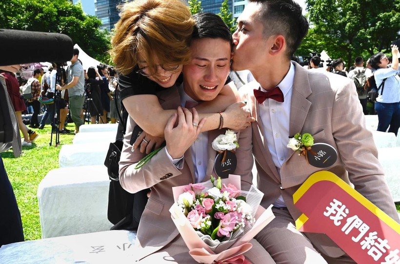 Shane Lin (giữa) được người bạn trai Marc Yuan động viên, và một người bạn khác trong lễ cưới tổ chức tại Đài Bắc hôm 24/5 (Ảnh: AFP)