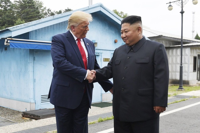 Lãnh đạo Mỹ, Triều Tiên bắt tay tại DMZ hôm 30/6 (Ảnh: WSJ)