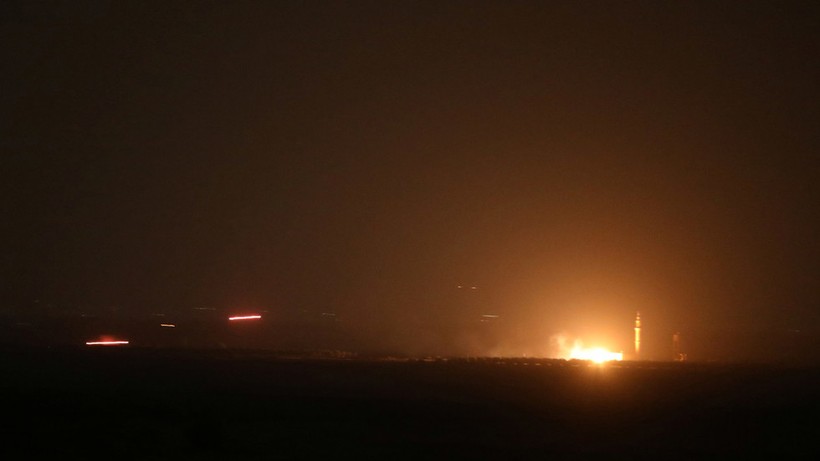 Bầu trời Damascus rực lửa vì đòn không kích (Ảnh: RT)