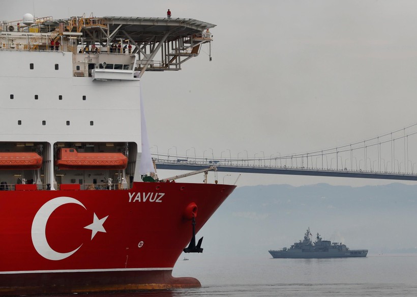 Một tàu thăm dò, khai thác dầu khí của Thổ Nhĩ Kỳ được tàu hải quân hộ tống tới Địa Trung Hải hồi tháng trước (Ảnh: AP)