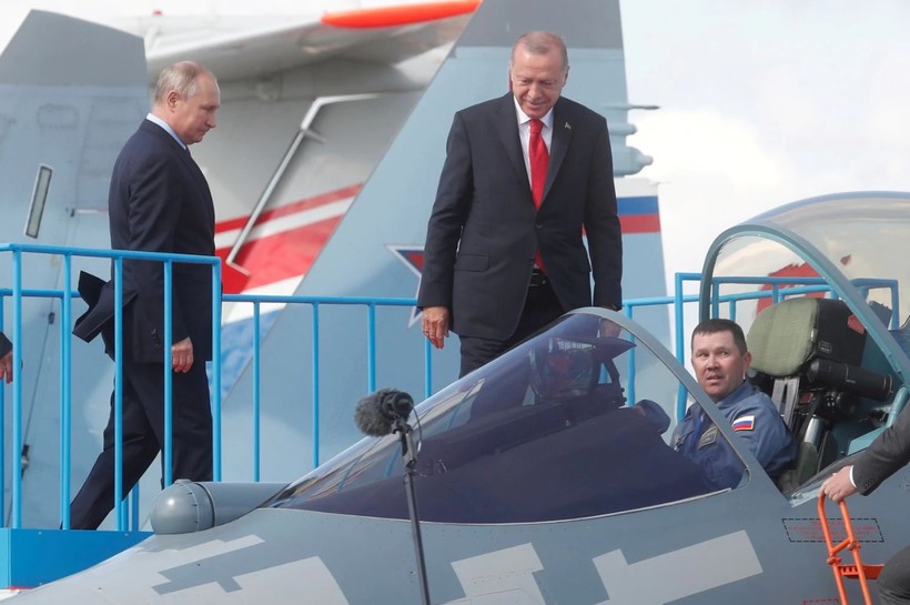 Ông Putin và ông Erdogan quan sát mẫu chiến đấu cơ Su-57 tại triển lãm hàng không tổ chức ở Zhukovsky, ngoại ô Moscow (Ảnh: Washington Post)